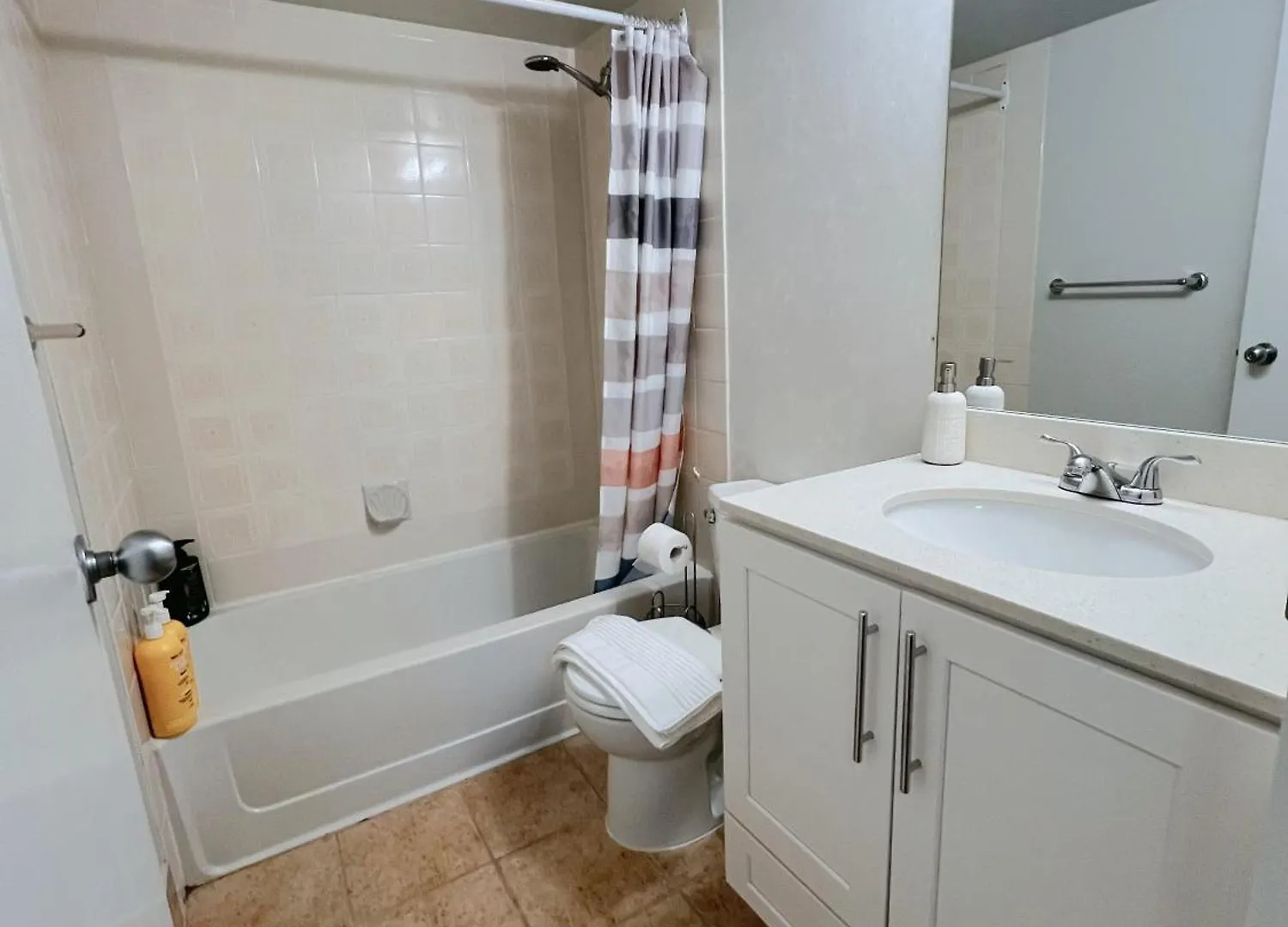 Beautiful 2 Beds Dwtn Apt Free Parking King Bed Vancouver 0*,  Canada